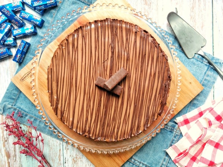 Torta de bolacha com nata finalizada.