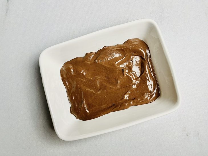 Creme de chocolate espalhado ao fundo do refratário.