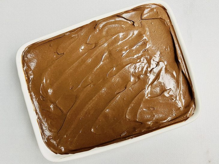 Refratário preenchido por camadas de bolacha e creme de chocolate.