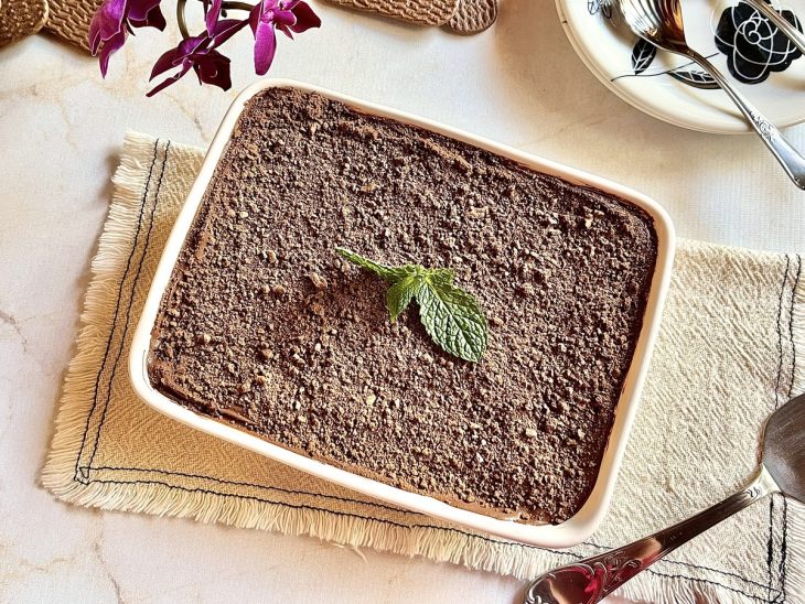 Torta de bolacha de chocolate pronta para consumo.