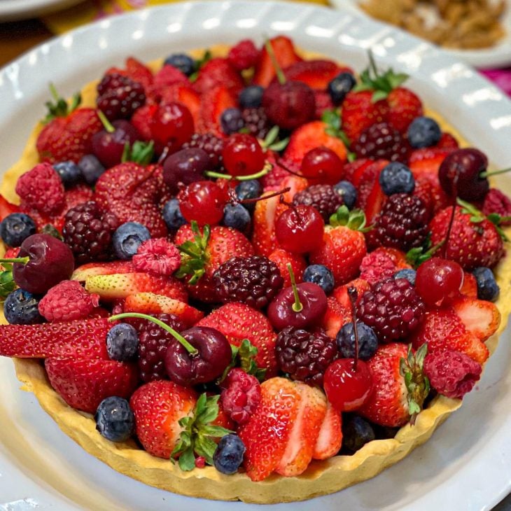 Torta de brigadeiro com frutas vermelhas