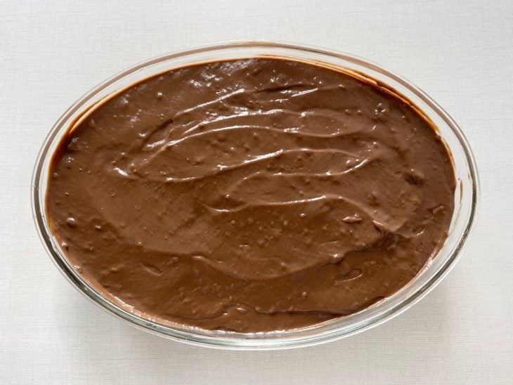 Camada do creme de chocolate por cima dos cookies.