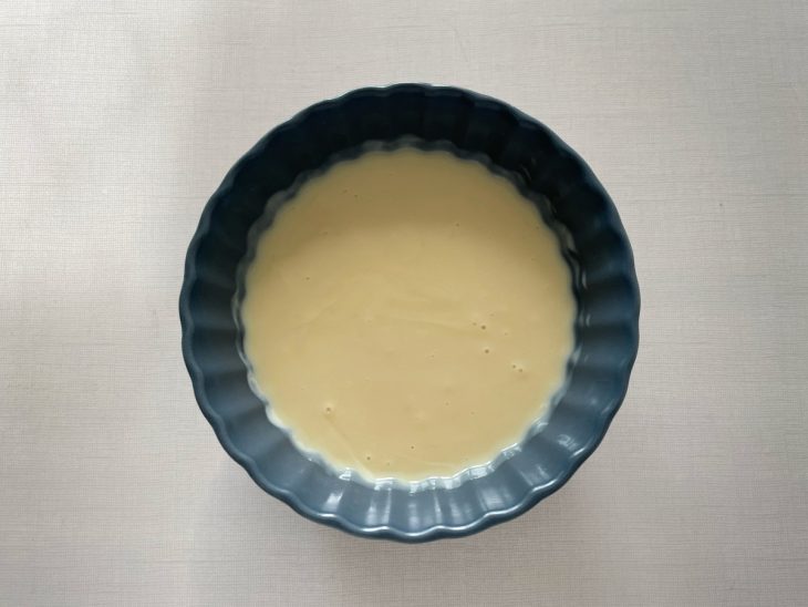 Chocolate branco derretido em tigela.