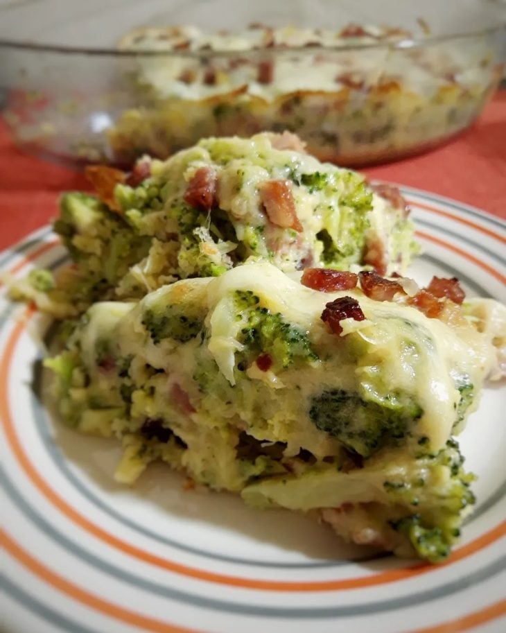 Torta de brócolis com queijo e bacon