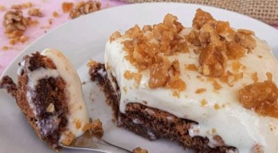 Torta de brownie com sorvete e nozes