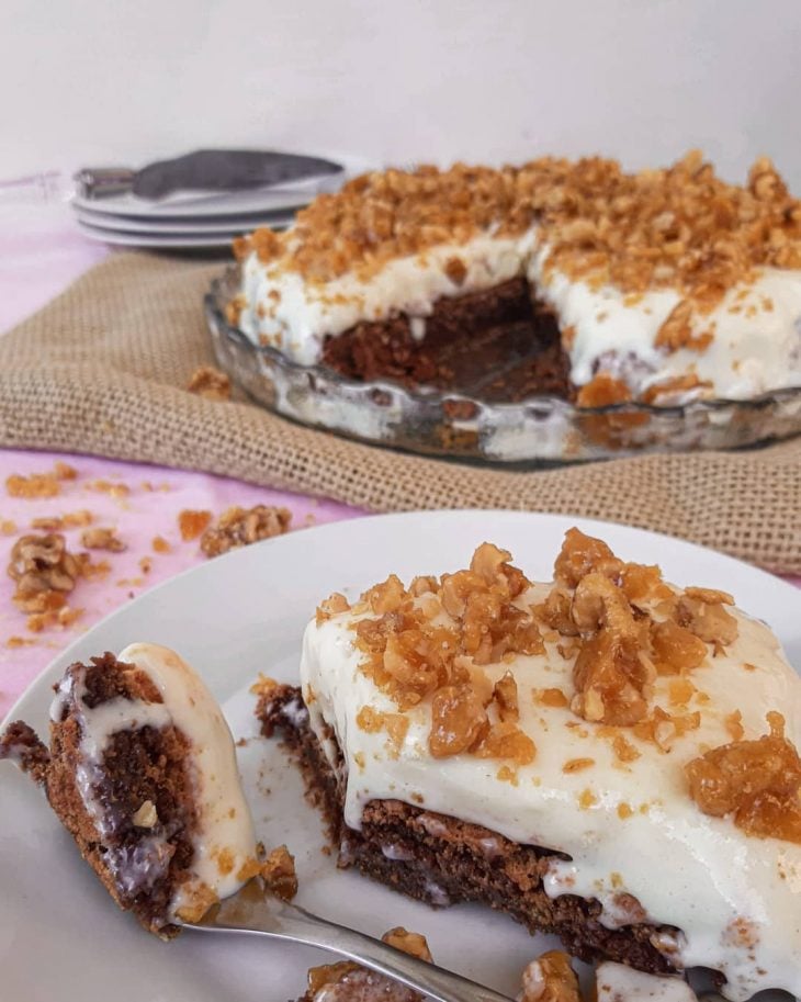 Torta de brownie com sorvete e nozes