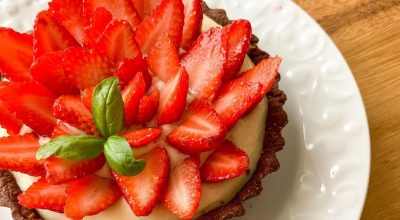 Torta de cacau com morangos