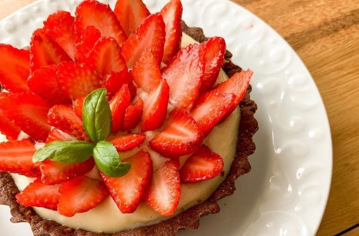 Torta de cacau com morangos