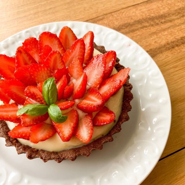 Torta de cacau com morangos