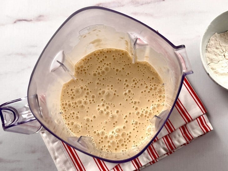 Um liquidificador com a massa crua da torta.