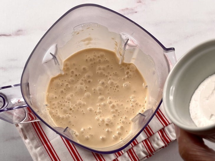 Um liquidificador com a massa crua da torta.