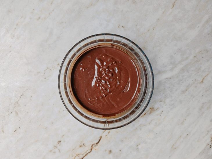 Chocolate derretido em uma tigela.