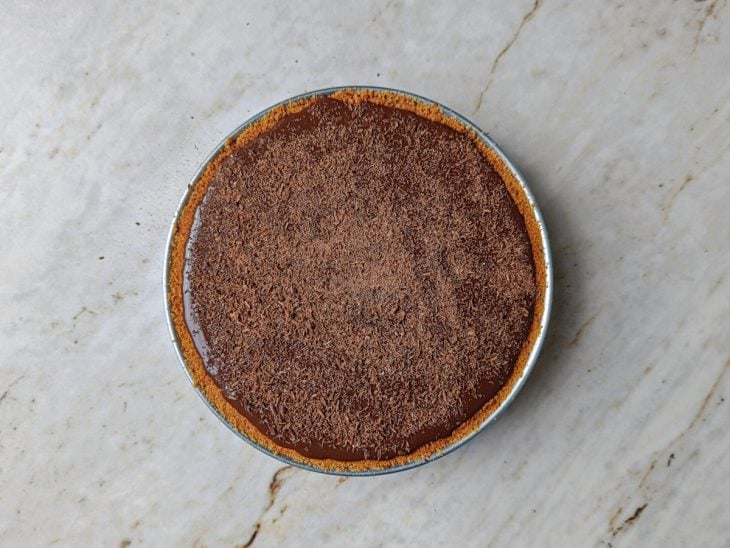 Torta decorada com raspas de chocolate.