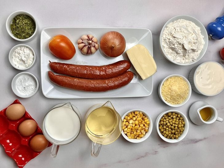 Ingredientes da torta de calabresa cremosa reunidos.