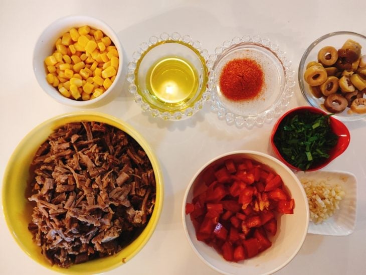 Bancada com os ingredientes do recheio.