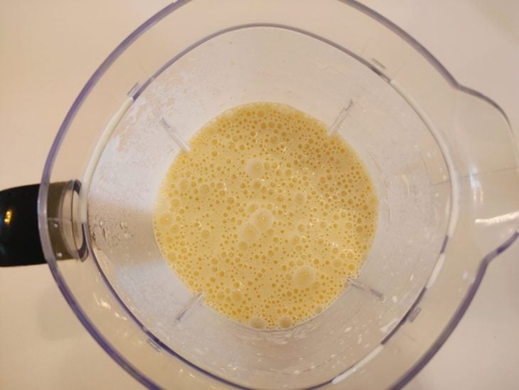 Liquidificador com a mistura da massa.