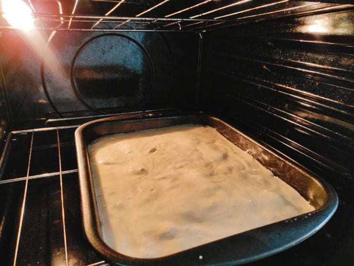 Forma com a torta ao forno.