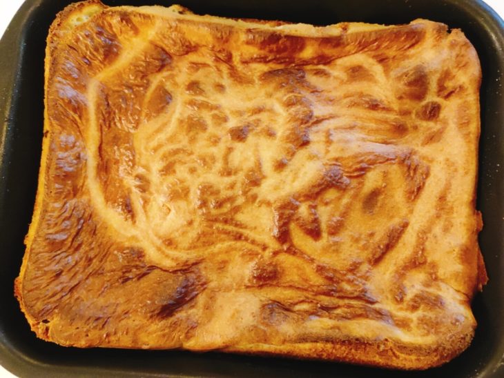Uma forma com torta de carne desfiada fácil.