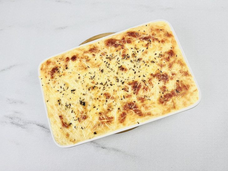 Torta saída pronta do forno, gratinada.