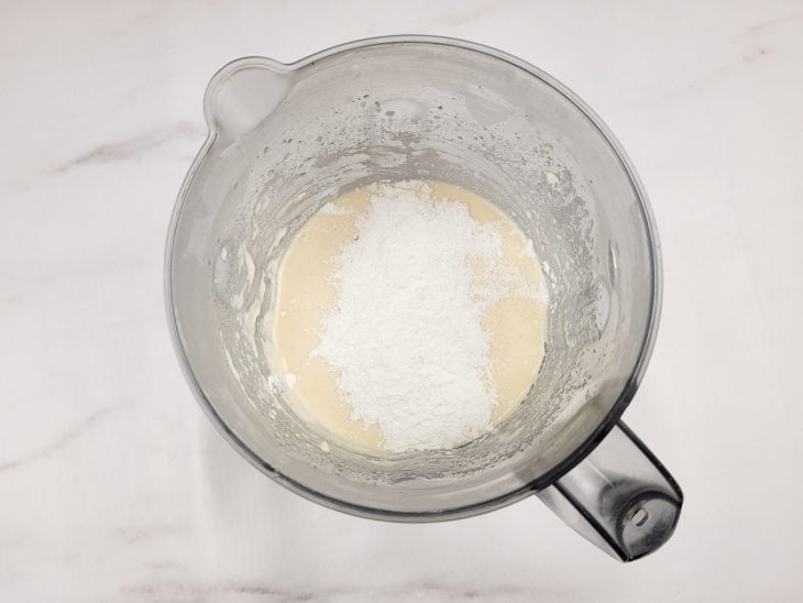 Um liquidificador contendo a mistura de ovos, óleo, leite, sal, parmesão, farinha e fermento.