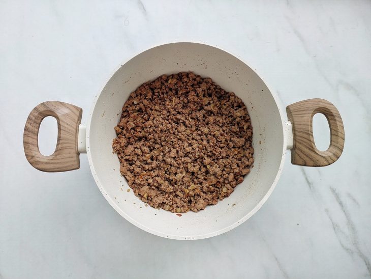Carne moída refogando na panela.
