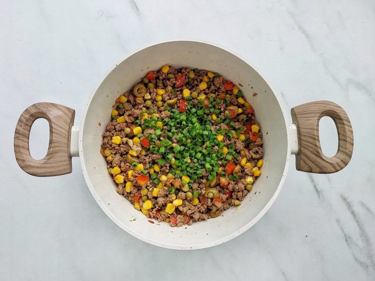 Cheiro-verde incorporado ao recheio já pronto e esfriando.