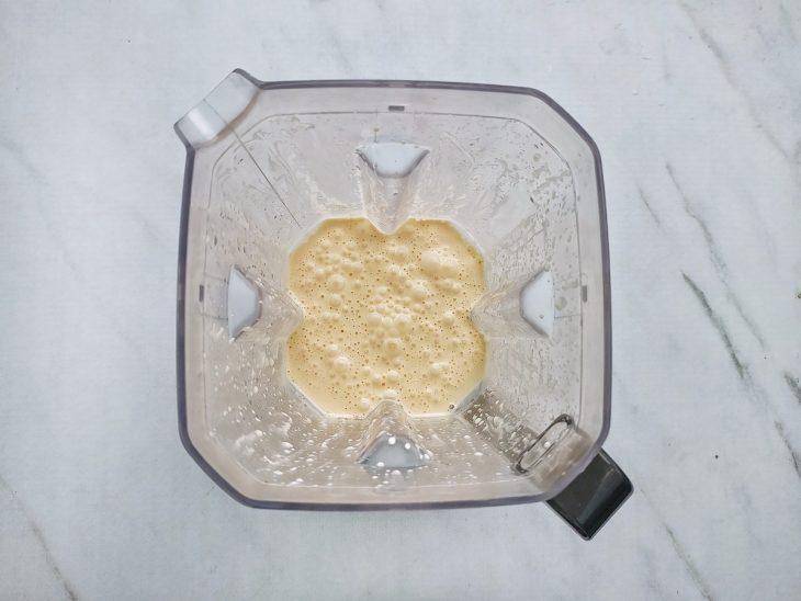 Ovos e óleo sendo batidos no liquidificador até espumar.