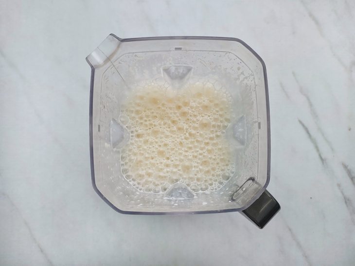 Leite e sal sendo adicionados formando mistura líquida homogênea.