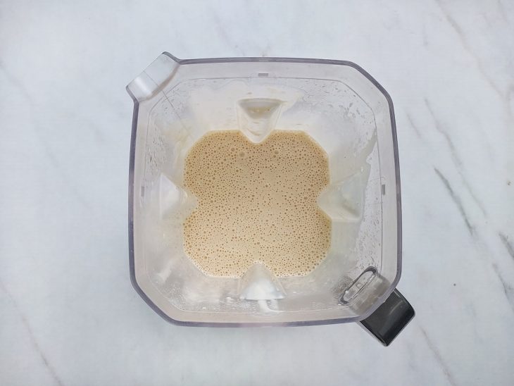 Farinha e colorau sendo batidos até obter massa lisa com fermento incorporado.