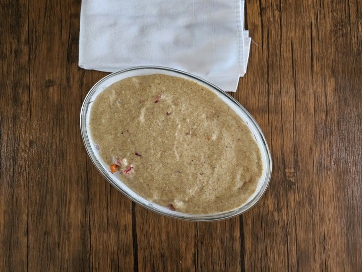 Torta de carne moída ainda crua em um refratário.