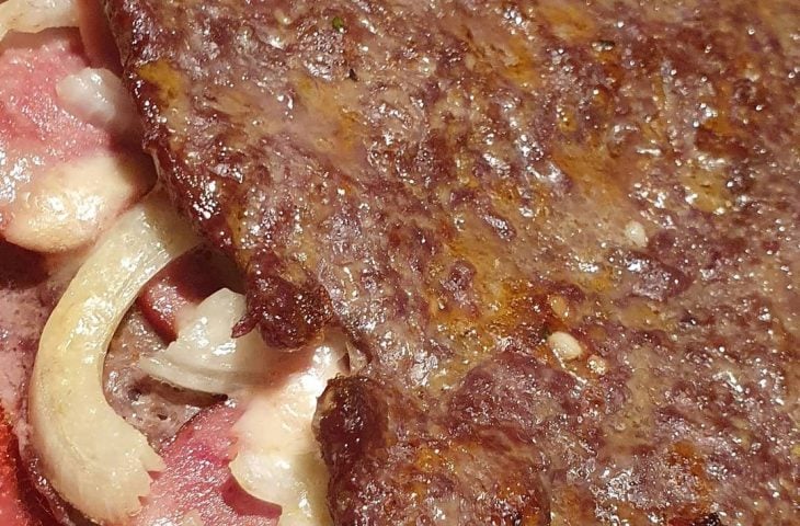 Torta de carne moída recheada ao forno