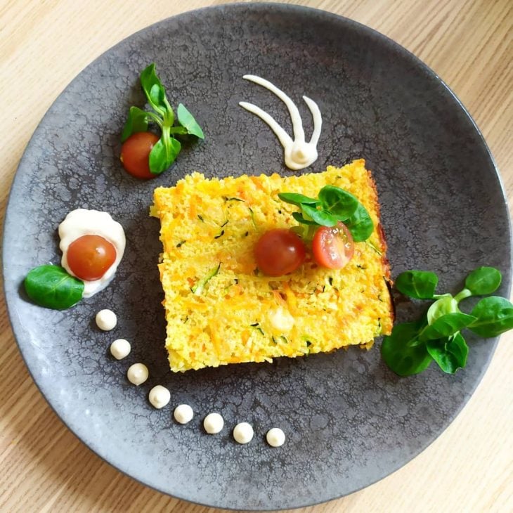 Torta de cenoura com abobrinha e cuscuz