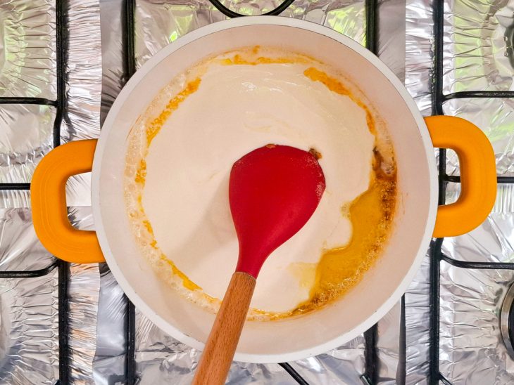 Creme de leite e leite condensado adicionado a panela.