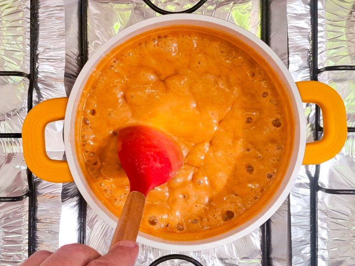 Caramelo borbulhando na panela.