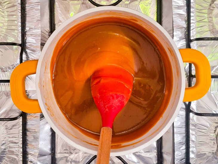 Caramelo cremoso e sem bolhas na panela.