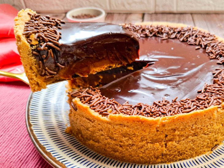 Torta de chocolate e caramelo pronta para consumo.