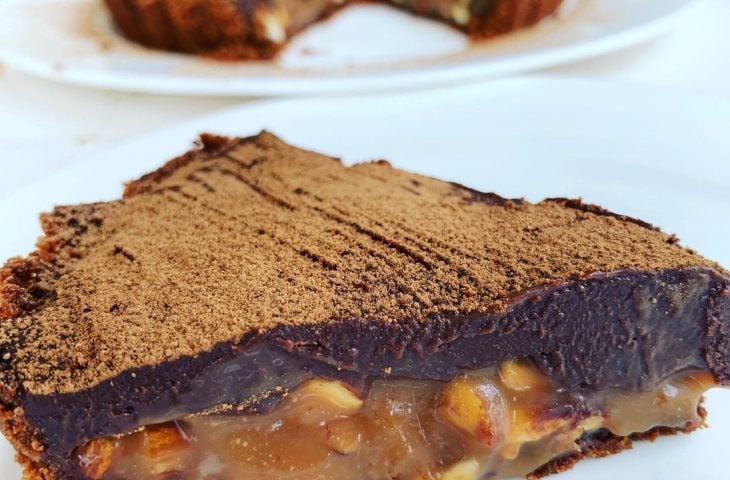 Torta de chocolate com caramelo de amêndoas