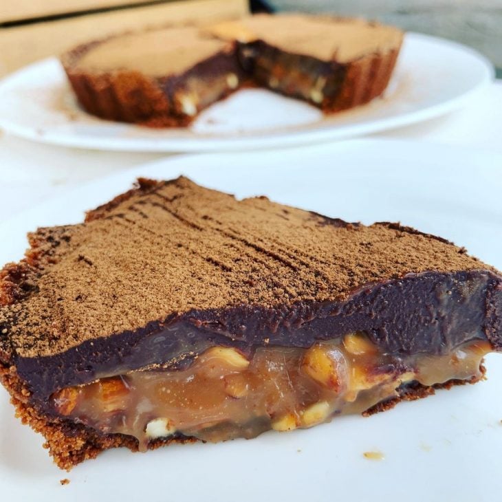 Torta de chocolate com caramelo de amêndoas