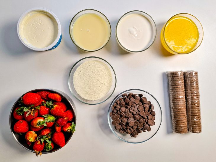 ingredientes para preparo de torta de chocolate com morango organizados.