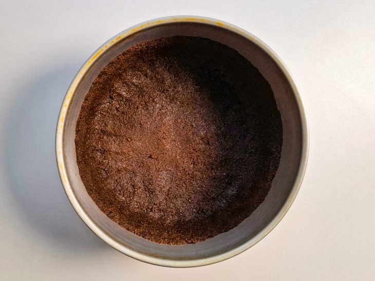 massa de bolacha para torta de chocolate moldada.