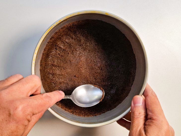 massa de bolacha para base de torta moldada na forma.