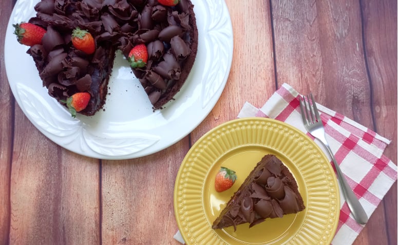 Torta de chocolate com morango fácil