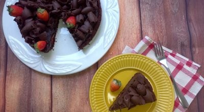 Torta de chocolate com morango fácil