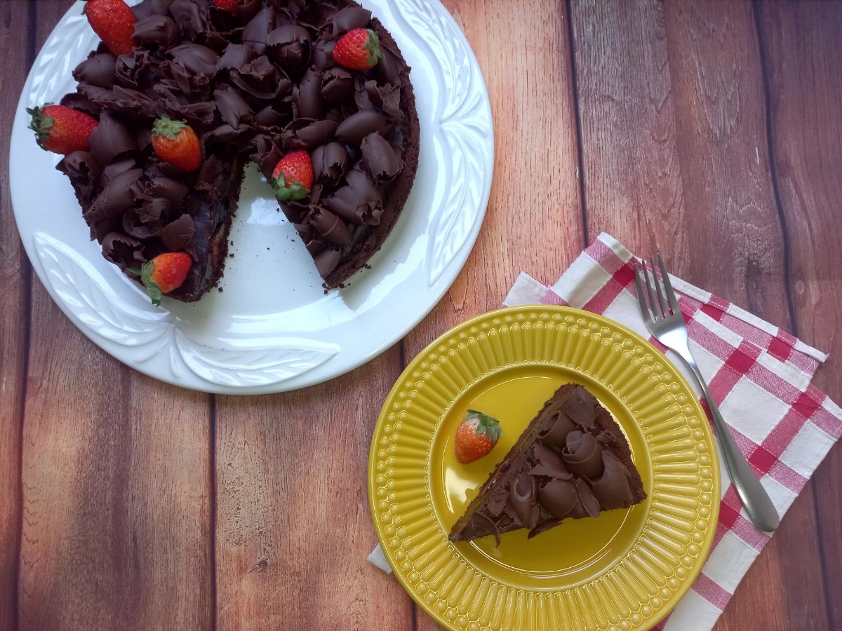 Torta de chocolate com morango fácil