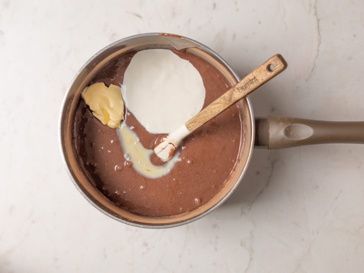 Ingredientes adicionados para serem incorporados na mistura da panela.