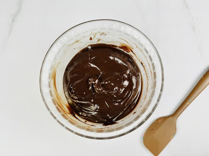 Ganache de chocolate na tigela de vidro.