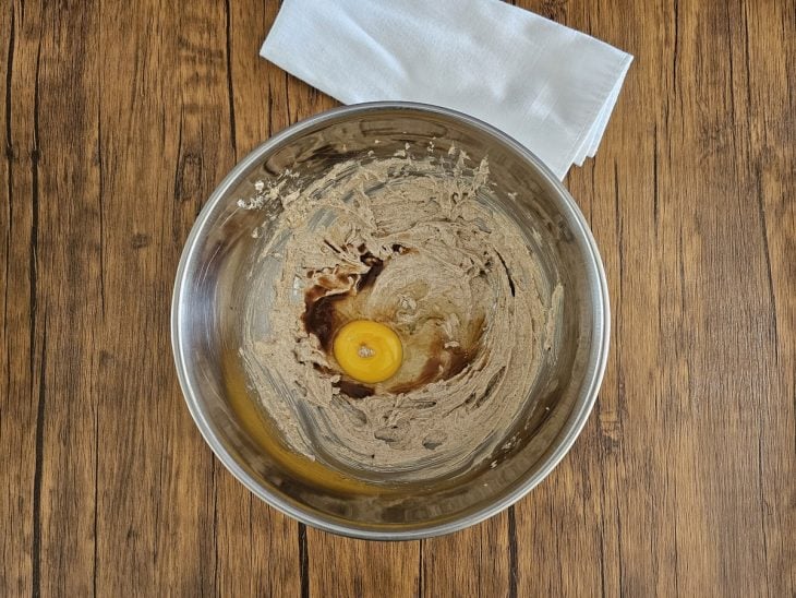 Um recipiente contendo a mistura de manteiga, açúcar mascavo, ovo e baunilha.