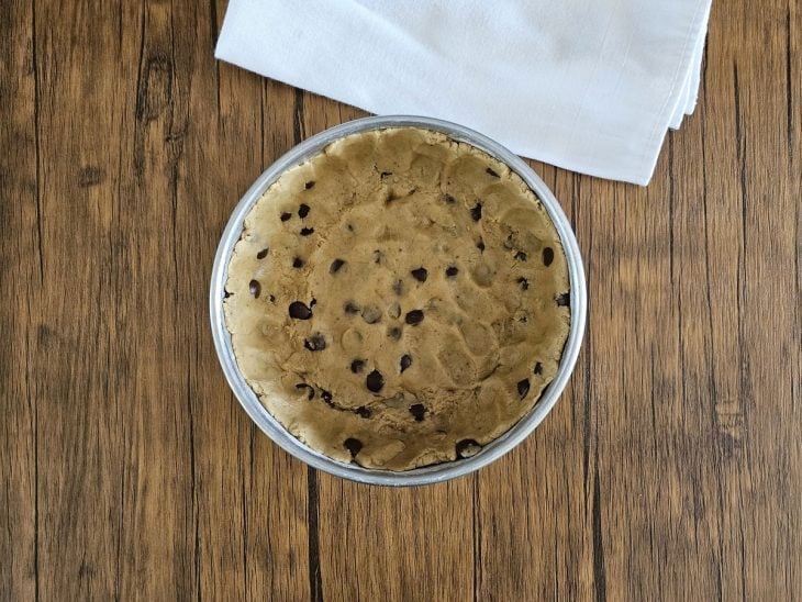Uma forma forrada com a massa de cookie.
