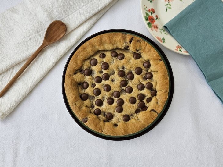 Um recipiente contendo torta de cookie com recheio de Nutella.