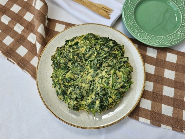 Torta de espinafre de frigideira pronta em um prato.